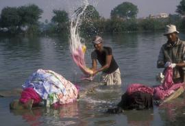 Одежда загрязняет водоемы