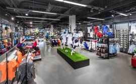 Adidas по итогам года закроет 160 магазинов в России