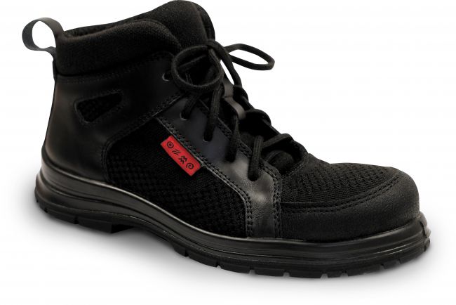 ГК «Энергоконтракт» разработал первую в России «трикотажную» дугостойкую обувь