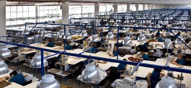 Московские фабрики нарастили выпуск одежды